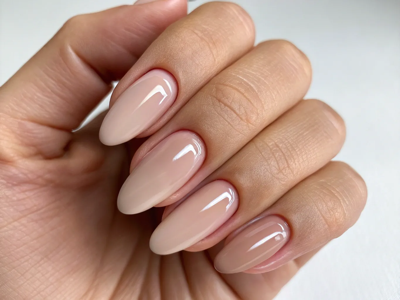 Neutral gel polish Nude gel polish med minimalistisk design