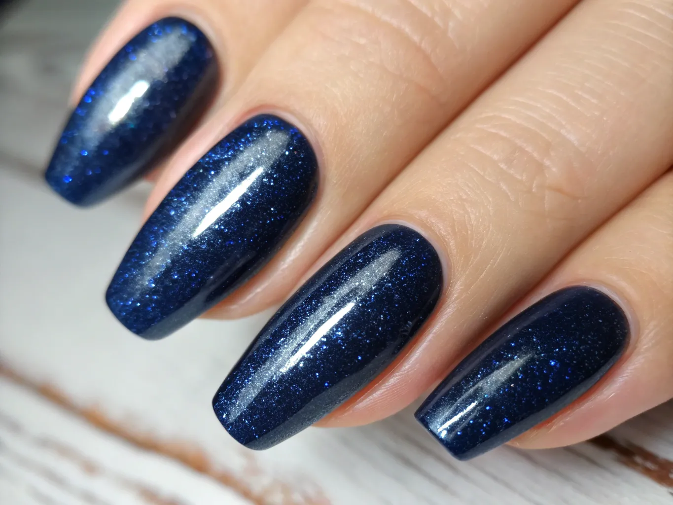 Blå gel polish Mørkeblå gel polish med shimmer effekt