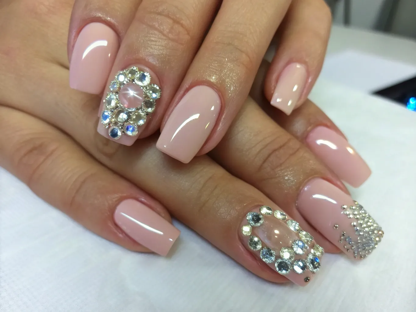 Rhinestone design Neglelak med rhinestone accenter