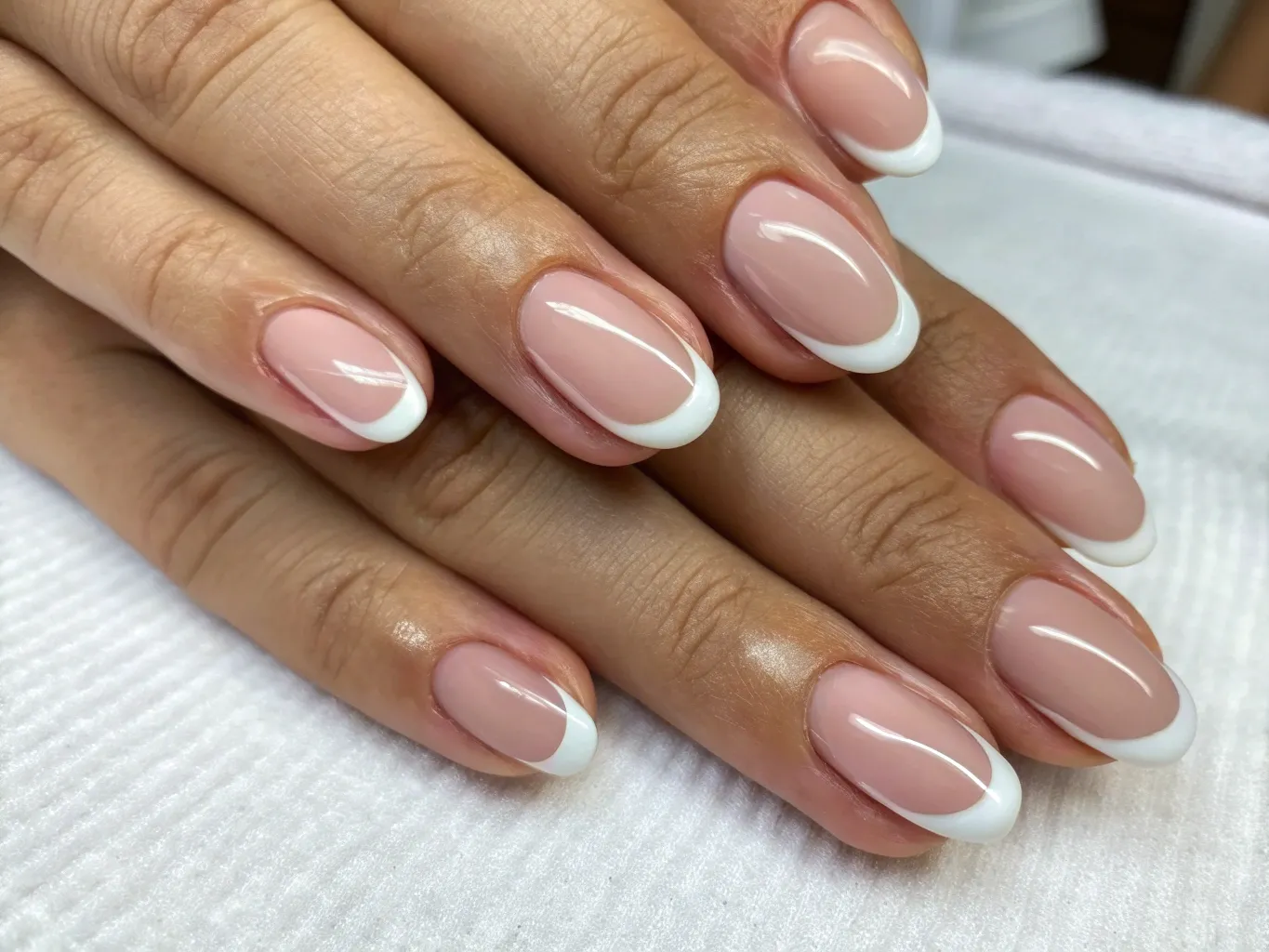 American manicure American manicure med naturlige toner
