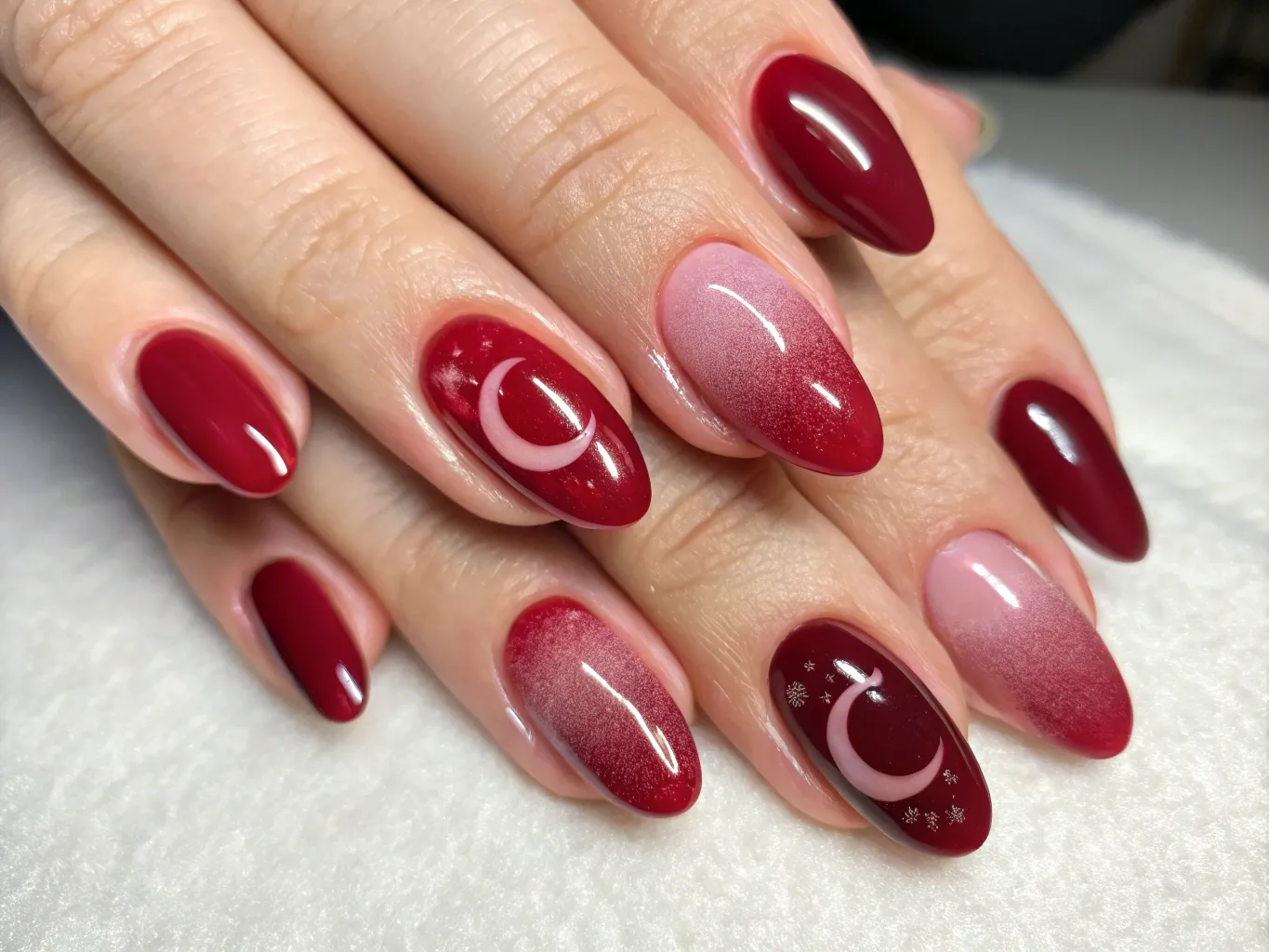 Halvmåne manicure Lunula halvmåne manicure i røde toner